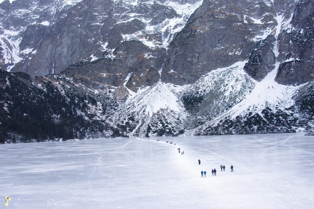 Morskie Oko z dzieckiem zimą
