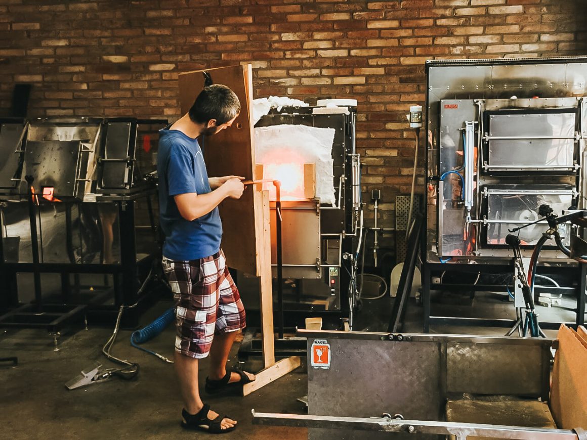 Atrakcje w Pucku. Pokaz w hucie szkła PuckGlas.