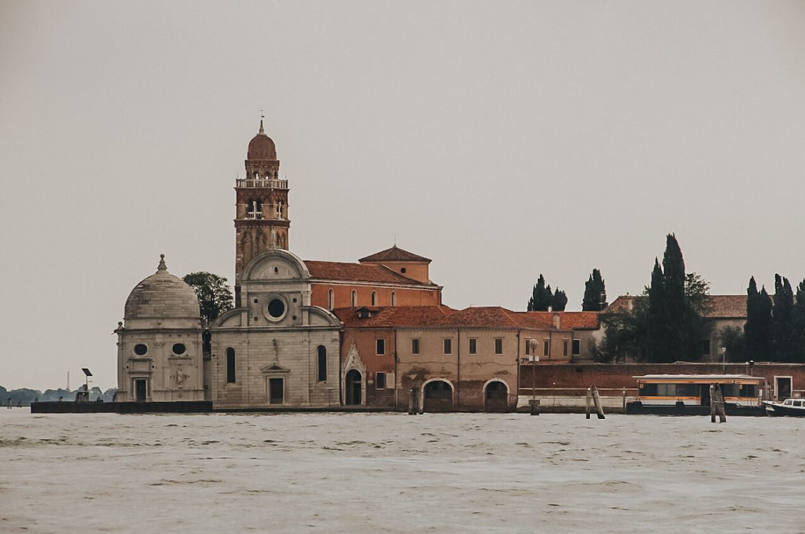 Widok z tramwaju wodnego z Wenecji na Murano.