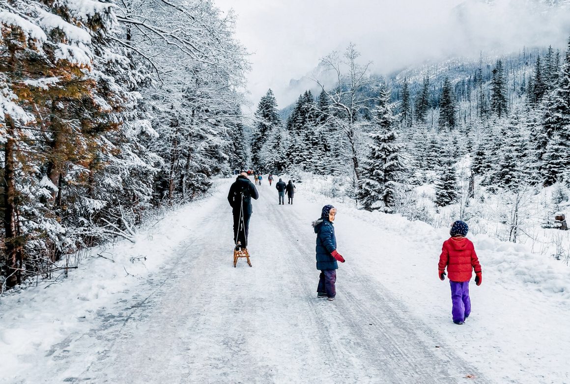 Jak przygotować się do rodzinnego wyjścia w góry zimą?