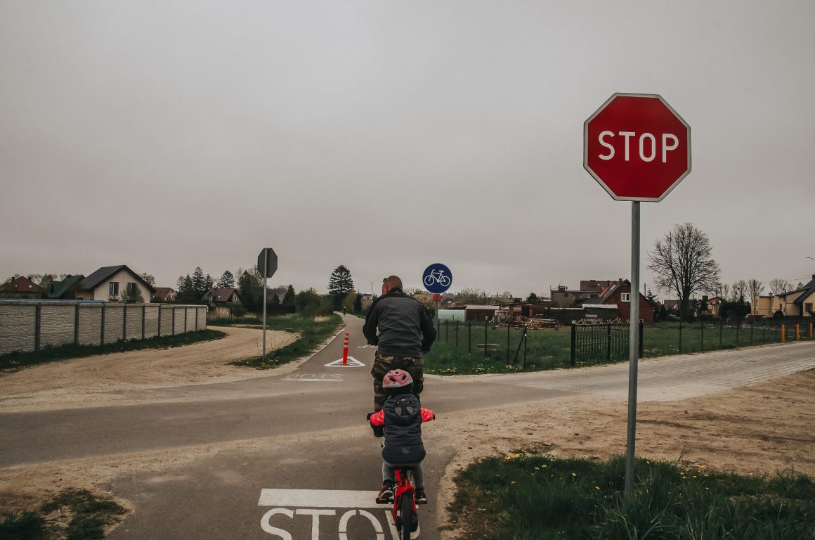 przjeazd przez ulicę na ścieżce rowerowej Swarzewo - Krokowa, po trasie dawnej kolei.