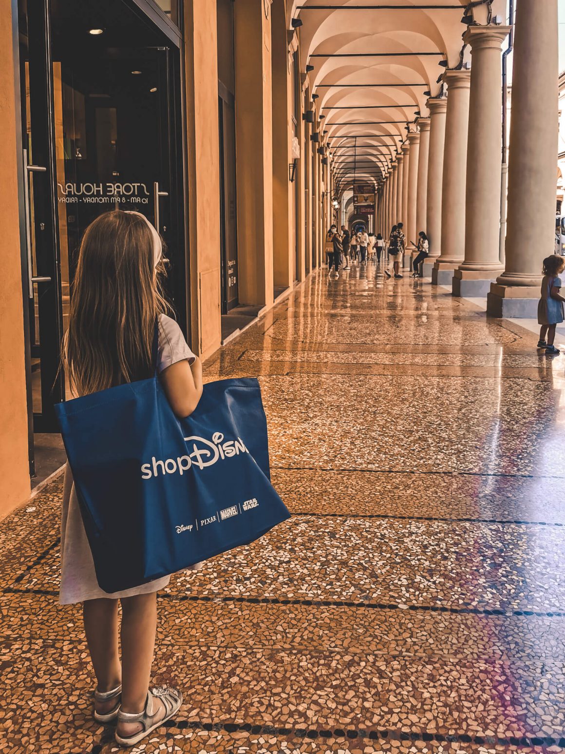 Zakupy w sklepie Disney w czasie wizyty w Bolonii.