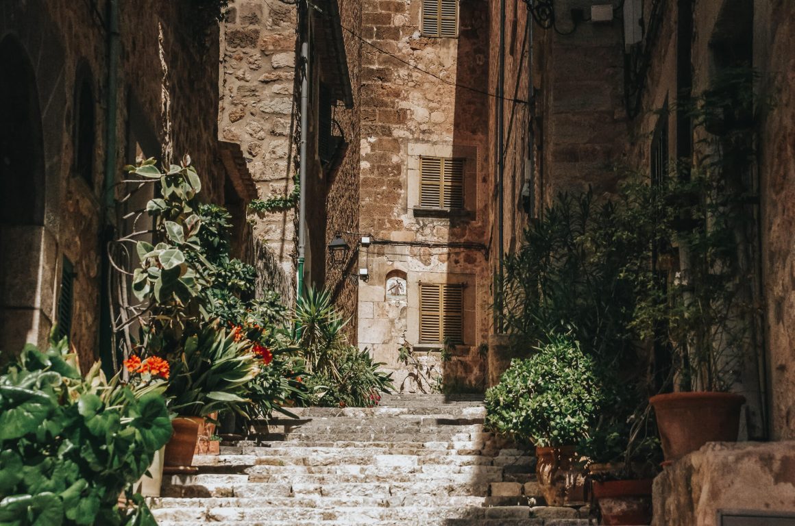 Uliczki w miejscowości Fornalutx na Majorce