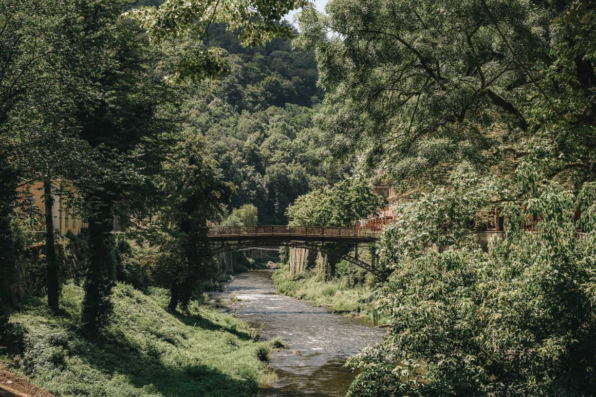 Rzeka przepływająca w miejscowości Baile Herculane, w Rumunii.